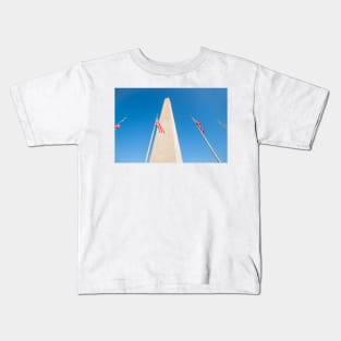 Washington Monument tall obelisk in National Mall Washington DC commemorating George Washington with flags Kids T-Shirt